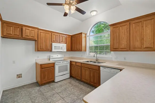 1516 Clover Lane, Granbury, TX 76048