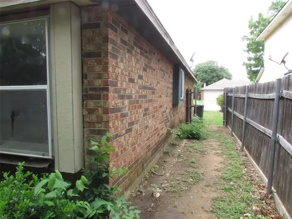 8337 Cloverglen Lane, Fort Worth, TX 76123