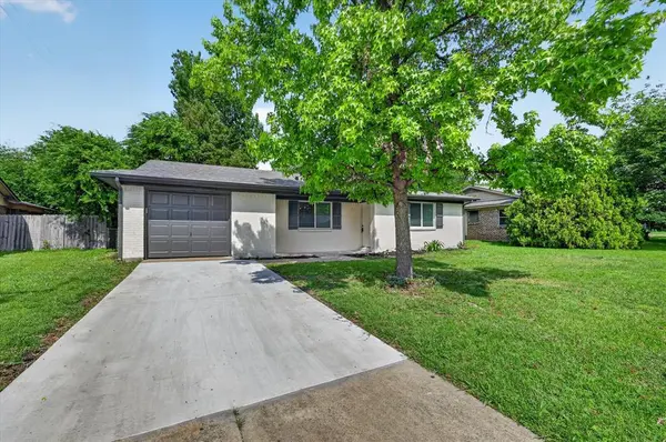 556 Hillery Street, Burleson, TX 76028