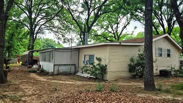 150 Meadow Lake Drive, Gun Barrel City, TX 75156