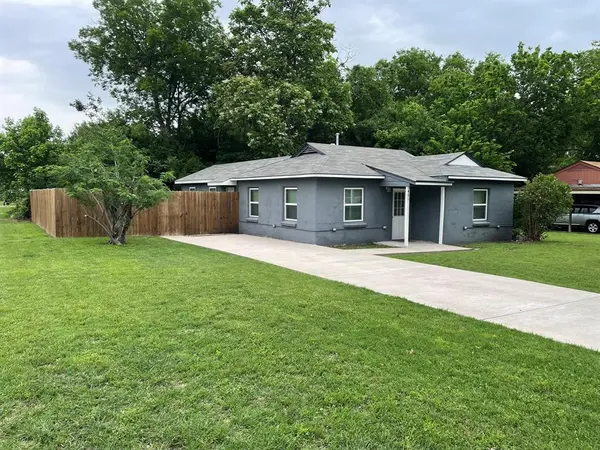 401 S Mcentire Court, White Settlement, TX 76108