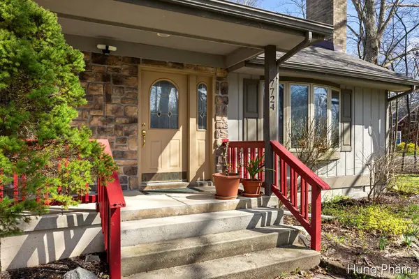 7724 W Lake DR, Morton Twp, MI 49346