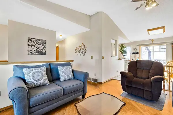 25 Knight ST, Okotoks, AB T1S1G3