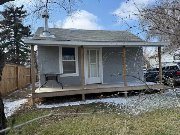 313 2 AVE E, Bow Island, AB T0K 0G0