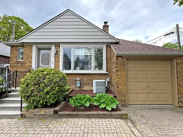 3 Kenrae RD, Toronto C11, ON M4G 1X9