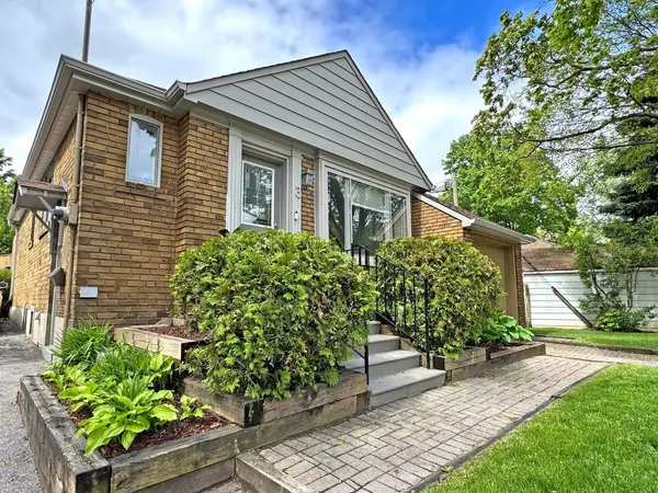 3 Kenrae RD, Toronto C11, ON M4G 1X9