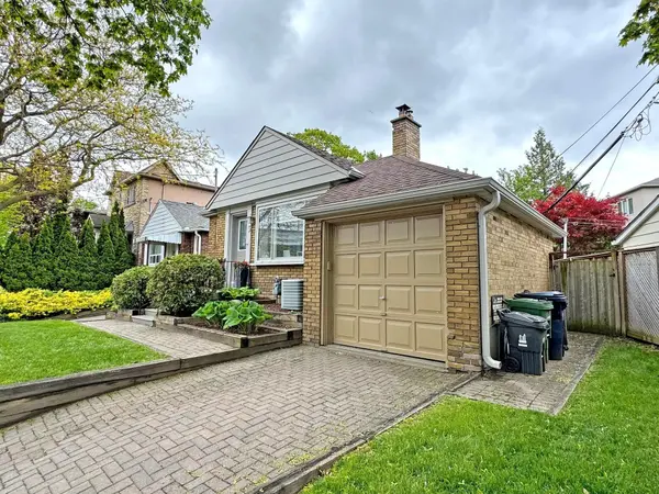3 Kenrae RD, Toronto C11, ON M4G 1X9