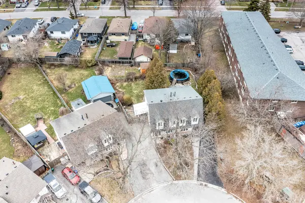 318 Rondeau CT, Oshawa, ON L1J 6N4