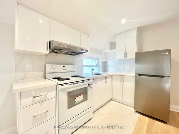 4 Sutherland AVE #2nd Flr, Toronto E03, ON M4C 1R8