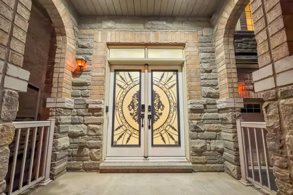 496 Mactier DR, Vaughan, ON L4H 4T8