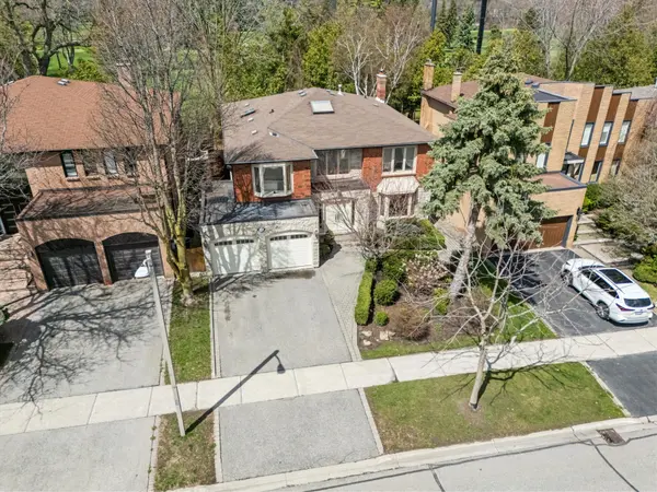 129 Rose Green DR, Vaughan, ON L4J 4R6