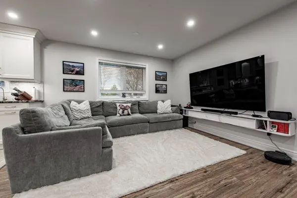 8 Cardwell CT, Adjala-tosorontio, ON L0G 1W0