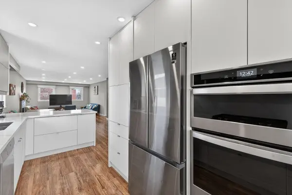 20 Bridesburg DR, Toronto W09, ON M9R 2K3