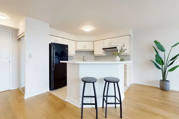 250 Manitoba ST #702, Toronto W06, ON M8Y 4G8