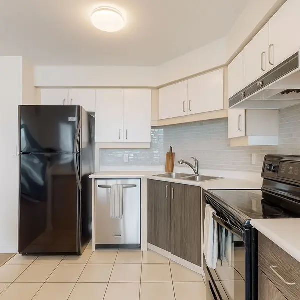 250 Manitoba ST #702, Toronto W06, ON M8Y 4G8