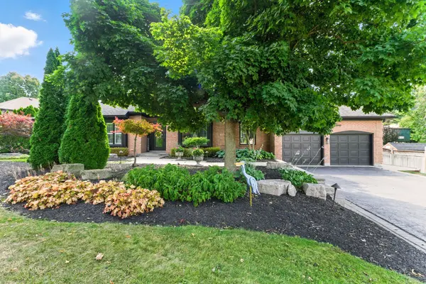 2 Blueheron LN, Hamilton, ON L0R 1H1