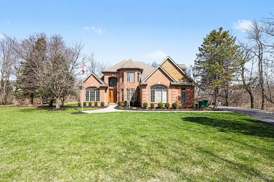 55256 Lee Rd RD, Lyon Charter Township, MI 48165