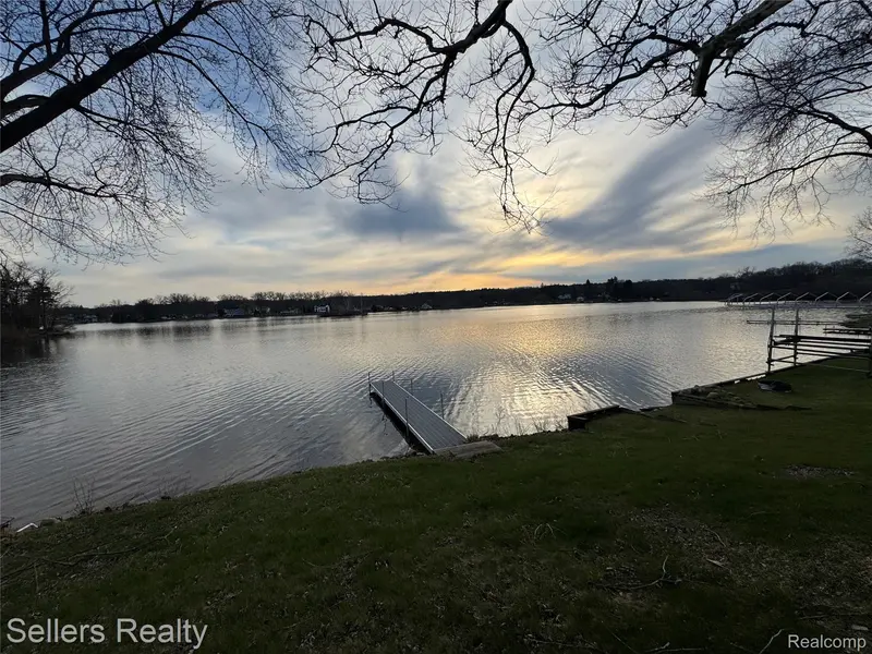 10091 Graham DR, Springfield Charter Township, MI 48348