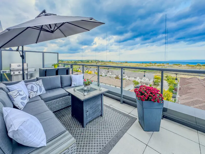 550 North Service RD #607, Grimsby, ON L3M 4E8