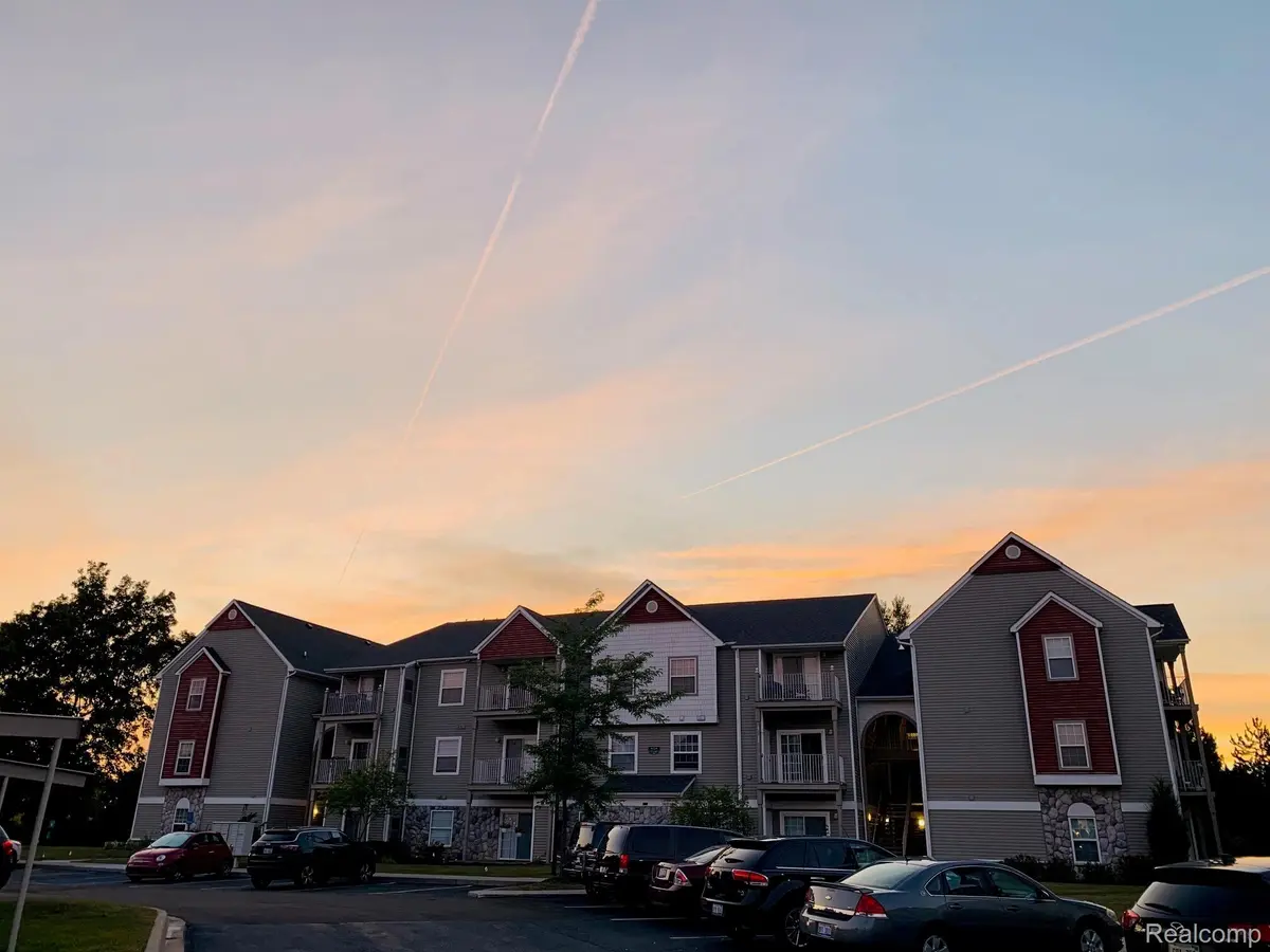 15240 Silver Pkwy #306, Fenton, MI 48430