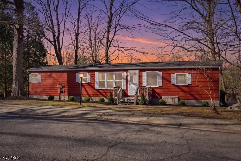 12 Watergate Dr, High Bridge Boro, NJ 08829