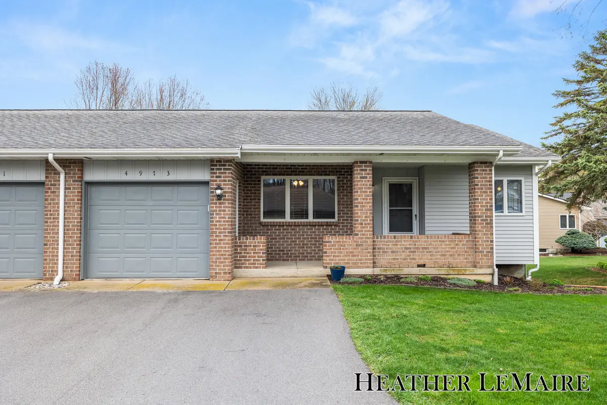 4973 N Valley DR NE, Plainfield Twp, MI 49525