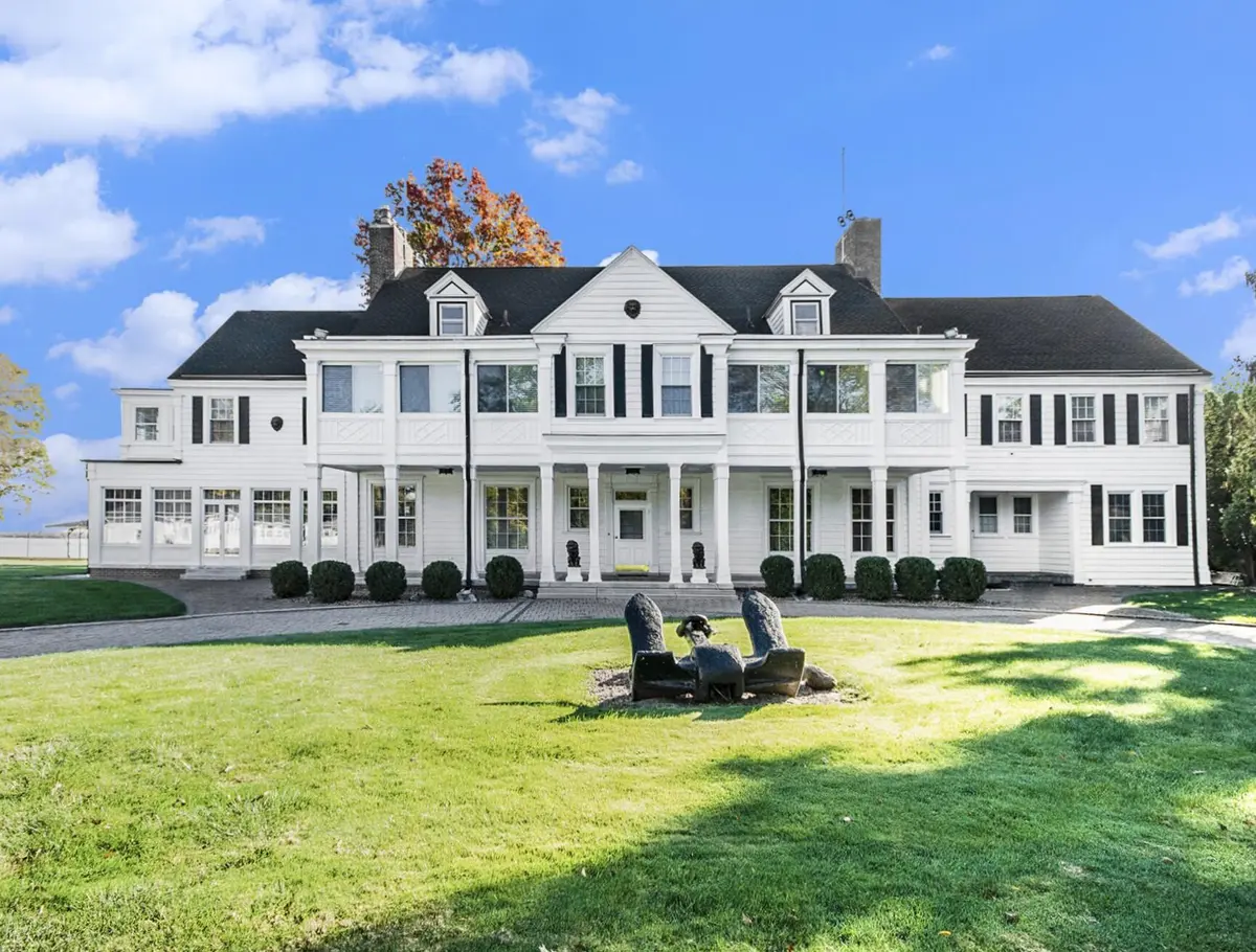 19123 Parke LN, Grosse Ile Twp, MI 48138