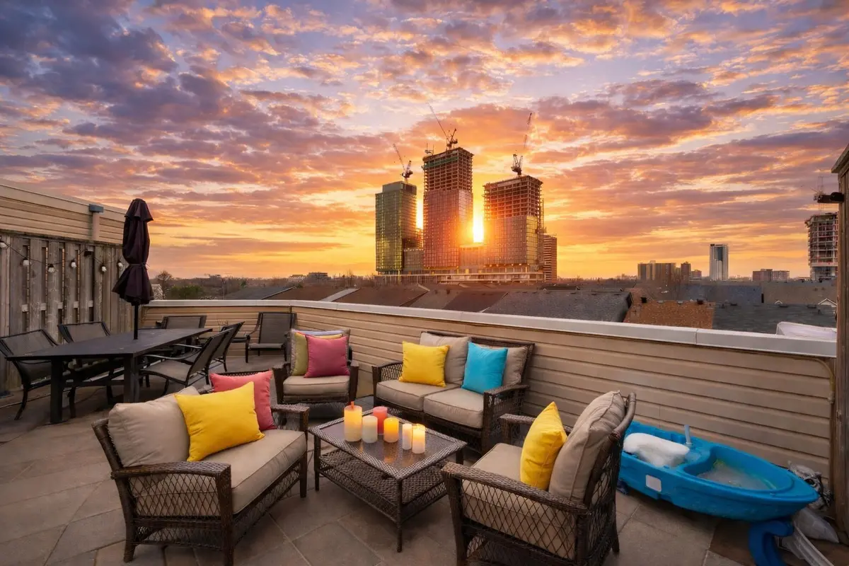 14 Fairhead Mews, Toronto E02, ON M4E 3Y4