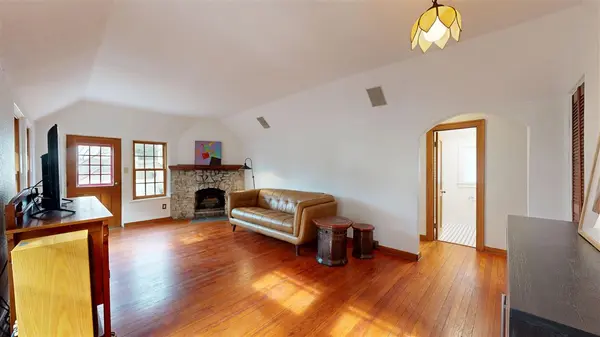 1322 Muscatine Ave, Iowa City, IA 52240
