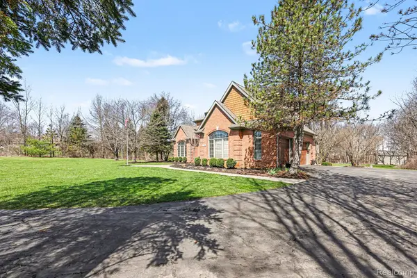 55256 Lee Rd RD, Lyon Charter Township, MI 48165