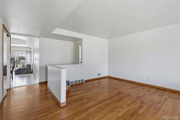 31541 Carion DR, Warren, MI 48092