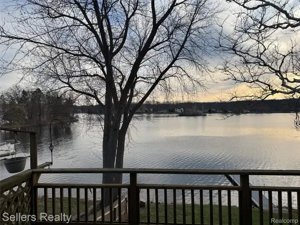 10091 Graham DR, Springfield Charter Township, MI 48348