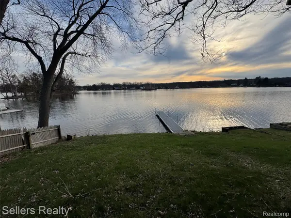 10091 Graham DR, Springfield Charter Township, MI 48348