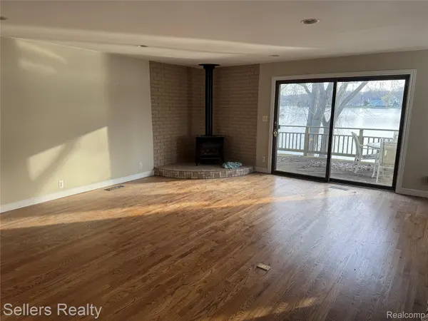 10091 Graham DR, Springfield Charter Township, MI 48348