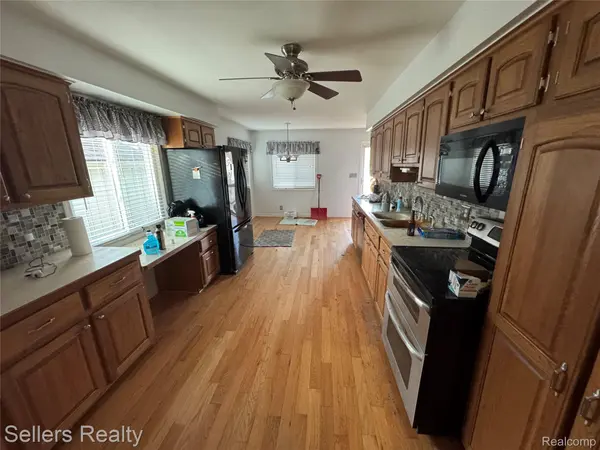 10091 Graham DR, Springfield Charter Township, MI 48348