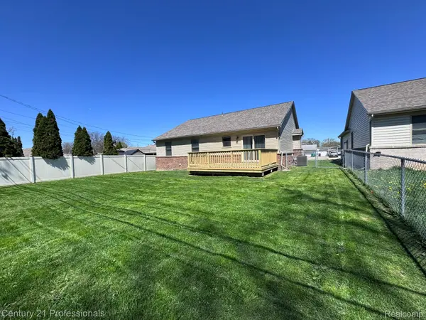 31495 Cambridge ST, Garden City, MI 48135