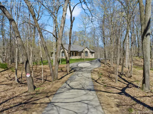 1150 Cripple Creek LN, Rochester Hills, MI 48306