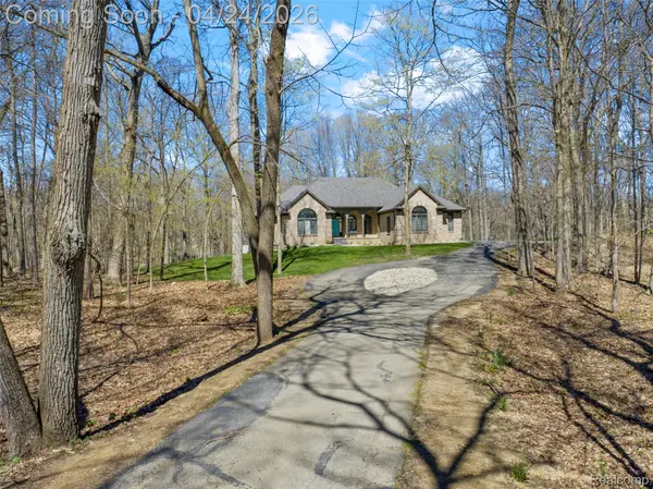 1150 Cripple Creek LN, Rochester Hills, MI 48306