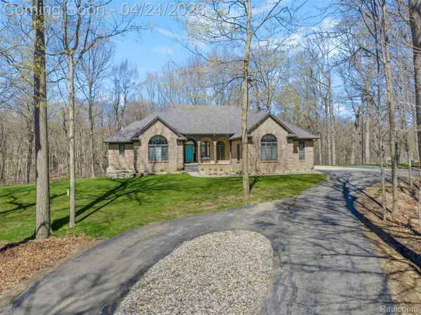 1150 Cripple Creek LN, Rochester Hills, MI 48306