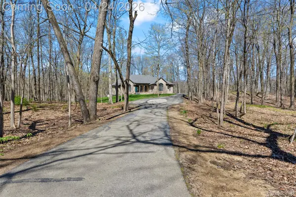 1150 Cripple Creek LN, Rochester Hills, MI 48306