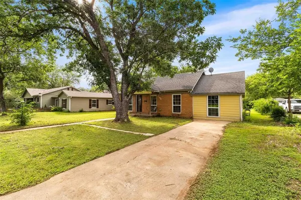 1126 W 7th Street, Mcgregor, TX 76657