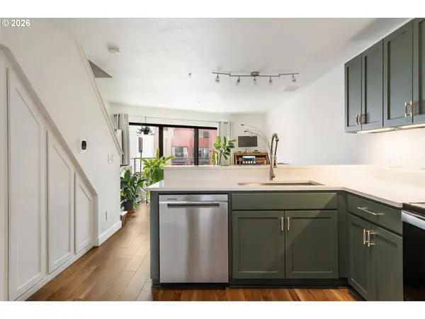 1040 NW NAITO PKWY, Portland, OR 97209