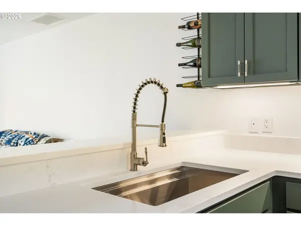 1040 NW NAITO PKWY, Portland, OR 97209