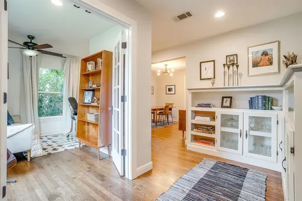 4516 Calmont Avenue, Fort Worth, TX 76107