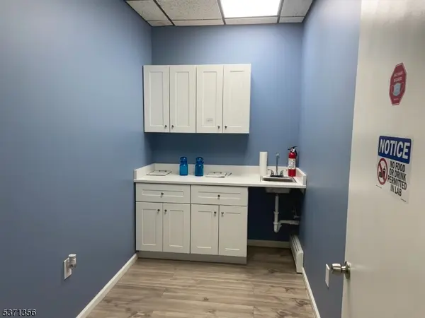 702 N Broad St, Elizabeth City, NJ 07208