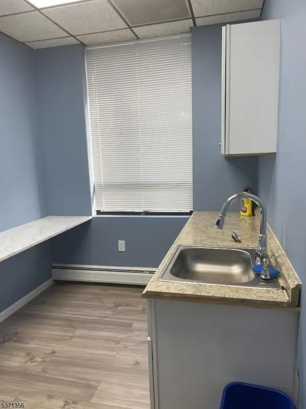 702 N Broad St, Elizabeth City, NJ 07208