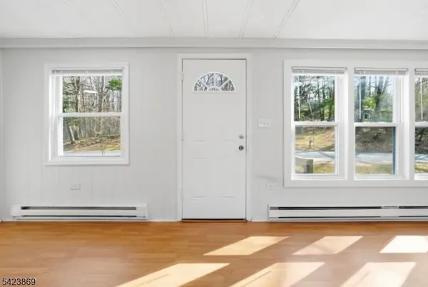 12 Watergate Dr, High Bridge Boro, NJ 08829