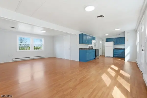 12 Watergate Dr, High Bridge Boro, NJ 08829