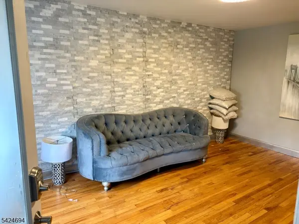 1411 Hussa St, Linden City, NJ 07036