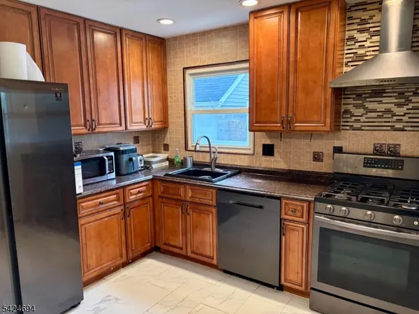 1411 Hussa St, Linden City, NJ 07036